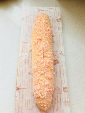 面包摊凉后，从中间抛开。