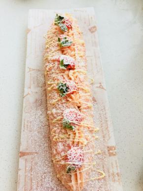 挤入奶酪馅，摆上草莓，白巧克力融化挤在面包上装饰。最后撒糖粉。