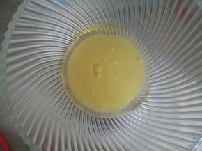 牛奶和油搅拌至乳化