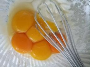 蛋清分离，把蛋黄放入面糊中，搅拌均匀