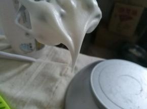 蛋白加入糖，打发至打蛋器提起有大弯勾