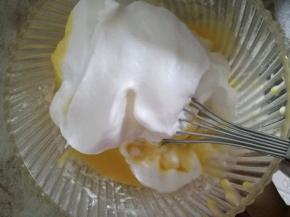 取三分之一蛋白加入蛋黄糊中，搅拌均匀