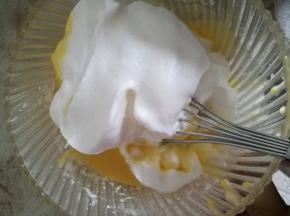 取三分之一蛋白加入蛋黄糊中，搅拌均匀