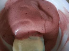 取20克面糊放入小碗中，加入红曲粉，搅拌均匀，然后装入裱花袋