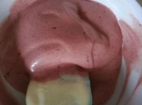 取20克面糊放入小碗中，加入红曲粉，搅拌均匀，然后装入裱花袋