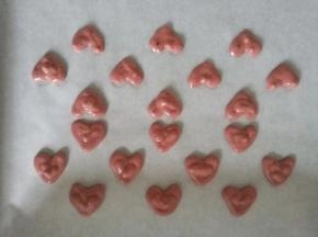 在油纸上画出爱心（可以在油纸底部放一张提前打印好的图纸），然后放入烤箱180度2分钟