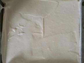 考好的爱心面糊取出，倒入所有面糊，刮平，放入烤箱150度，25分钟