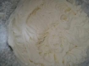 放凉的时候，可以先打发淡奶油，打至有深的纹路就可以了