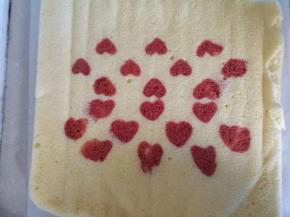 放凉的蛋糕片翻面撕开油纸