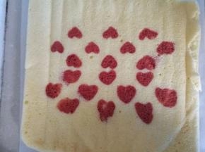 放凉的蛋糕片翻面撕开油纸