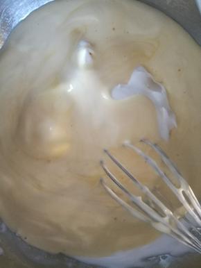 把搅拌好的面糊倒入三分之二的蛋白中再次搅拌均匀