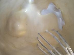 把搅拌好的面糊倒入三分之二的蛋白中再次搅拌均匀