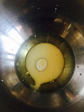 牛奶，玉米油放入容器中搅拌均匀