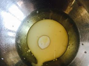 牛奶，玉米油放入容器中搅拌均匀