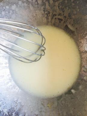 待表面没有油花，呈现乳白色，略微粘稠，完成乳化。