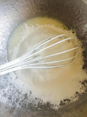 筛入低粉，Z字搅拌均匀，不要画圈以免出筋。