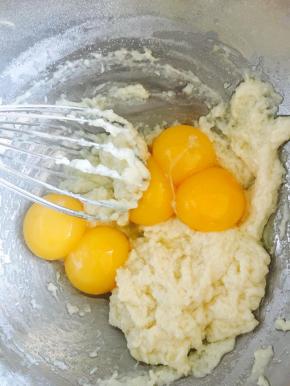 加入加蛋黄，搅拌均匀。蛋黄亦可一个一个加。方便搅拌。搅拌至无颗粒