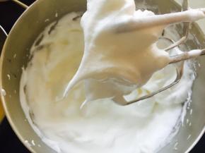 蛋白中加入柠檬汁，打发至提起小弯钩。蛋白细腻无大泡沫。