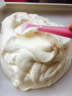 28金盘，放入油纸或者油布。将混合好的面糊，在高度20厘米位置，倒入模具中