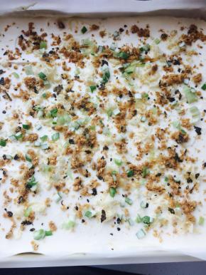 震荡烤盘，震出大气泡。撒上肉松与葱花。烤箱160度25至30分钟，具体时间根据自己烤箱脾气调节。观察表面上色。