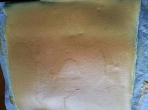 烤好的蛋糕取出撕开四周油纸放凉