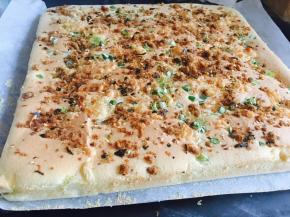 出炉后，立即将蛋糕从模具中取出，再有肉松一面盖上油纸。翻过来倒扣在凉架上，撕掉油纸，涂上沙拉酱。将蛋糕卷起来