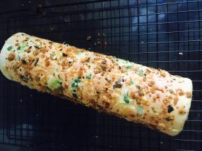 卷完后，放凉一会儿。再切开。