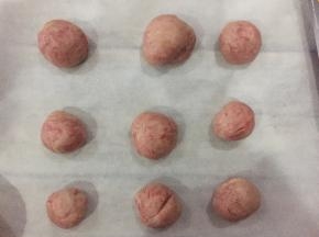 红色的面团分成大大小小的九份，随意一点好了。