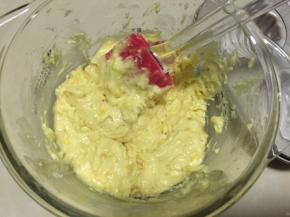 用刮刀拌匀，不要过度搅拌，以免起筋