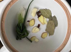 煲底铺葱结、姜片，蒜头、香叶、大料