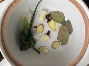 煲底铺葱结、姜片，蒜头、香叶、大料