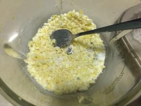 然后加入糖粉搅拌均匀腌制一会儿