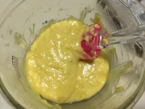 搅拌至黄油完全吸收，然后将面糊装入裱花袋中，放入冰箱冷藏1个小时