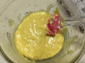 搅拌至黄油完全吸收，然后将面糊装入裱花袋中，放入冰箱冷藏1个小时