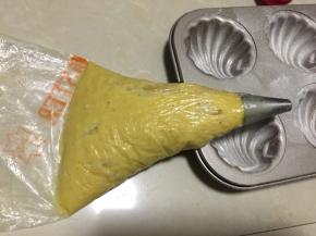 面糊出冰箱回温20分钟后挤入撒粉的烤盘中