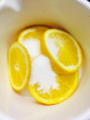 橙子切片，放入锅中，加水和砂糖小火煮10分钟。