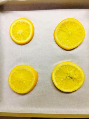煮好的橙子沥干水份放入烤盘备用，橙子水放凉后用。