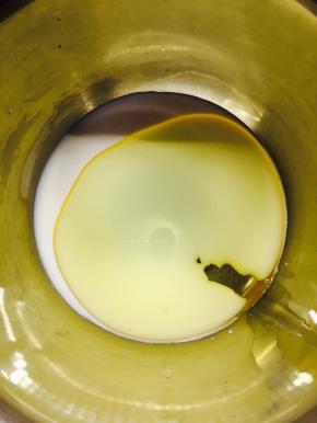 牛奶，橙子水，10克砂糖放到容器中，搅拌均匀