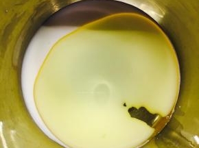 牛奶，橙子水，10克砂糖放到容器中，搅拌均匀