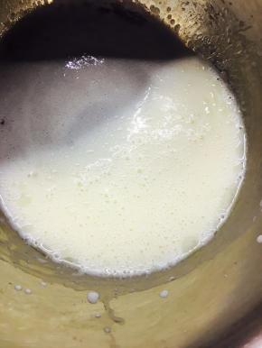 搅拌至发白，略粘稠。完成乳化