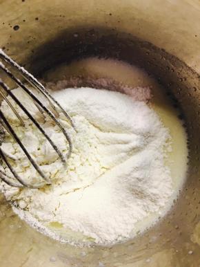 筛入低粉，搅拌至无颗粒
