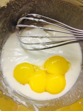 将蛋黄加入搅拌的面糊中，搅拌均匀后，加入香草精。