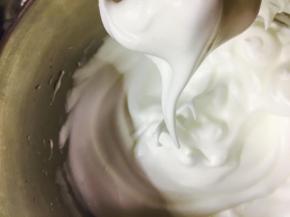 蛋白中加柠檬汁分3次加入糖。打发至提起小弯勾