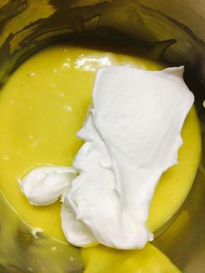 打好的蛋白，取一部分加入蛋黄糊中。搅拌均匀。不要画圈。翻拌