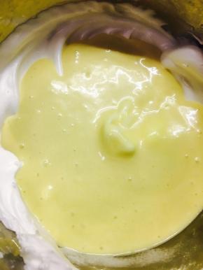 搅拌好的蛋黄糊，全部倒入蛋白中。