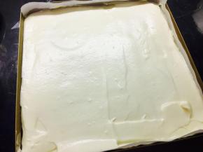 将搅拌好的糊糊，倒入刚才放了橙子片的烤盘中。抹平。震荡出气泡。170度，20至25分钟。