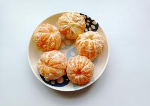 桔子适量先去皮；（大桔子小桔子都可以）