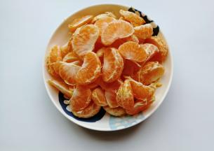 然后掰成小瓣；