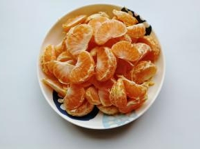 然后掰成小瓣；