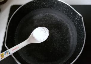 锅中放入适量清水，加入1小勺苏打粉烧开；（可以去除桔子苦味，以及好去除桔子的径络）